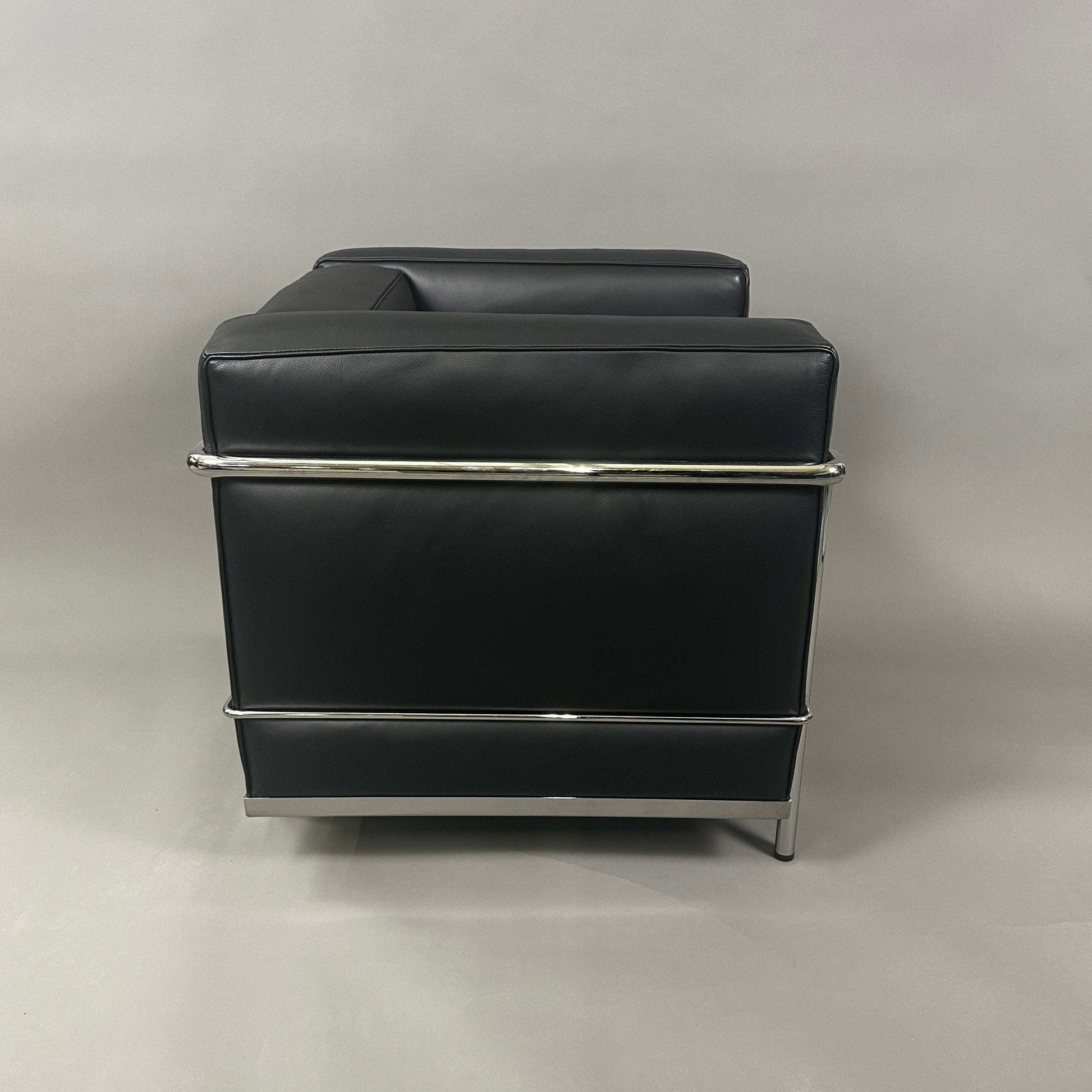 Black Cassina LC2 leather armchair with chrome steel frame, like new condition