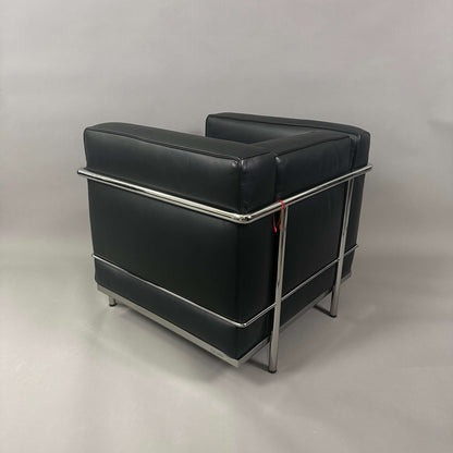 Black leather Cassina LC2 armchair with chrome steel frame, modern design, like new condition