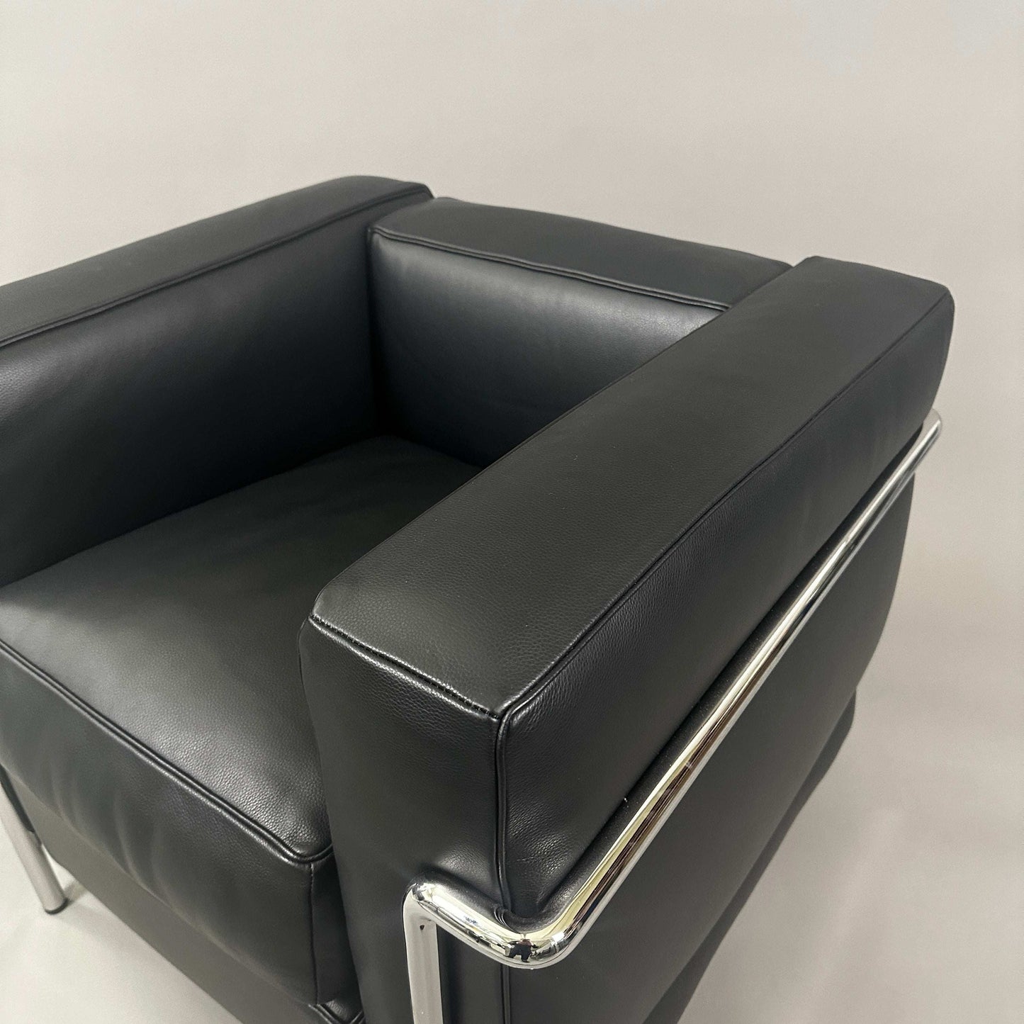 Cassina LC2 Sessel leather black armchair with chrome-plated steel frame in excellent condition