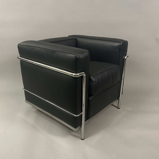 Black Cassina LC2 leather armchair with chrome tubular steel frame in like-new condition