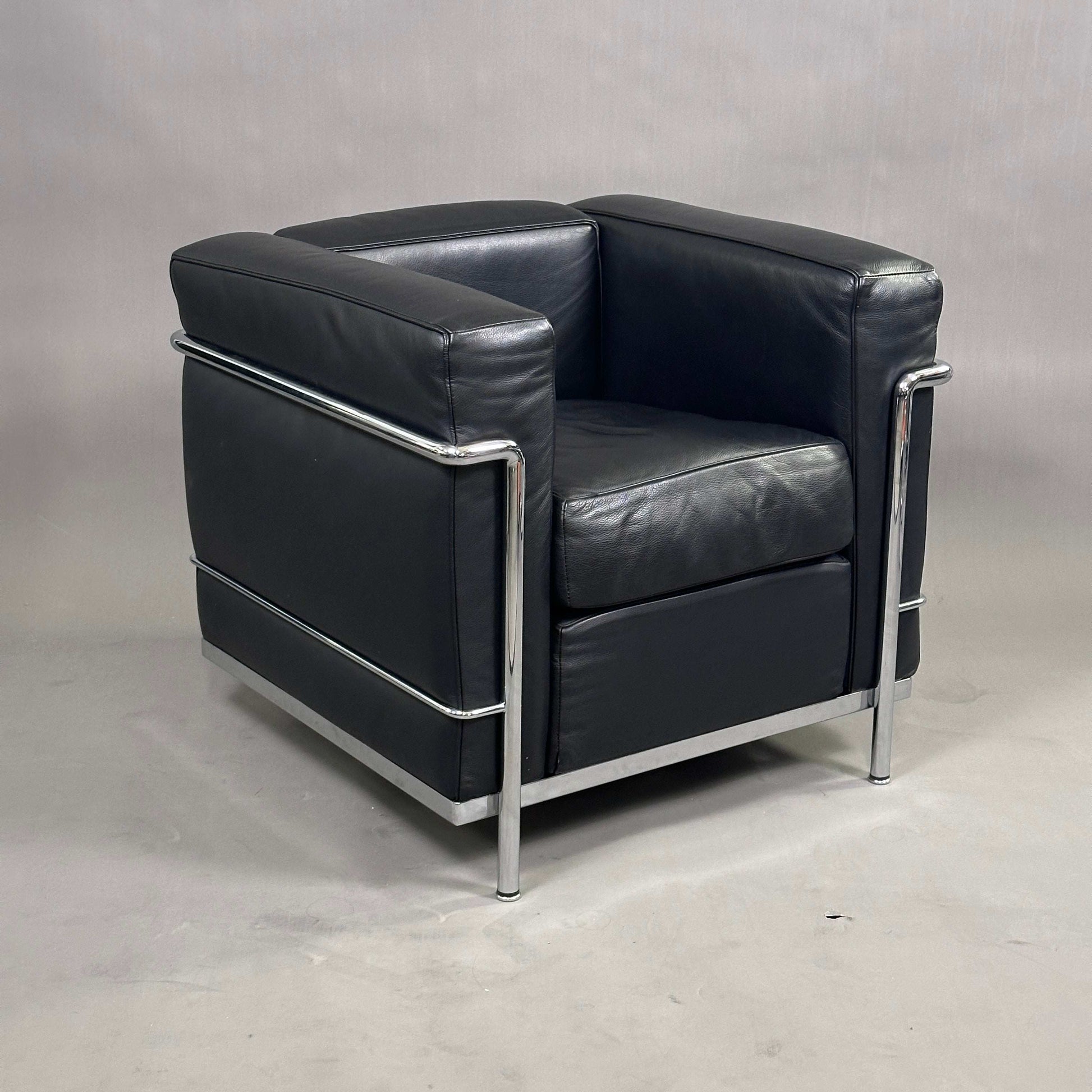 Cassina LC2 Sessel aus schwarzem Leder mit verchromtem Stahlrohrgestell, modernes Design, sehr guter Secondhand Zustand