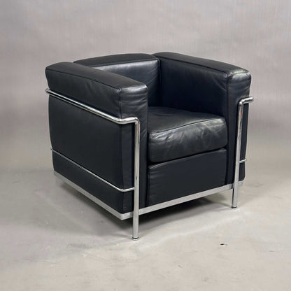 Cassina LC2 Sessel aus schwarzem Leder mit verchromtem Stahlrohrgestell, modernes Design, sehr guter Secondhand Zustand