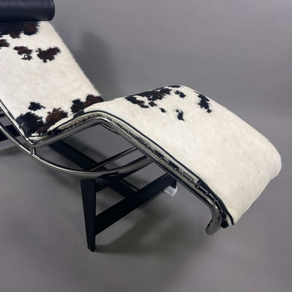 Cassina LC4 Chaiselongue Liege mit ergonomischem Design und geflecktem Kuhfellbezug schwarz-weiß