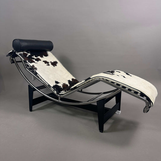 Cassina LC4 Chaiselongue Liege mit schwarzem und weißem Kuhfell, verstellbar, schwarzer Leder-Nackenrolle, moderner Designklassiker