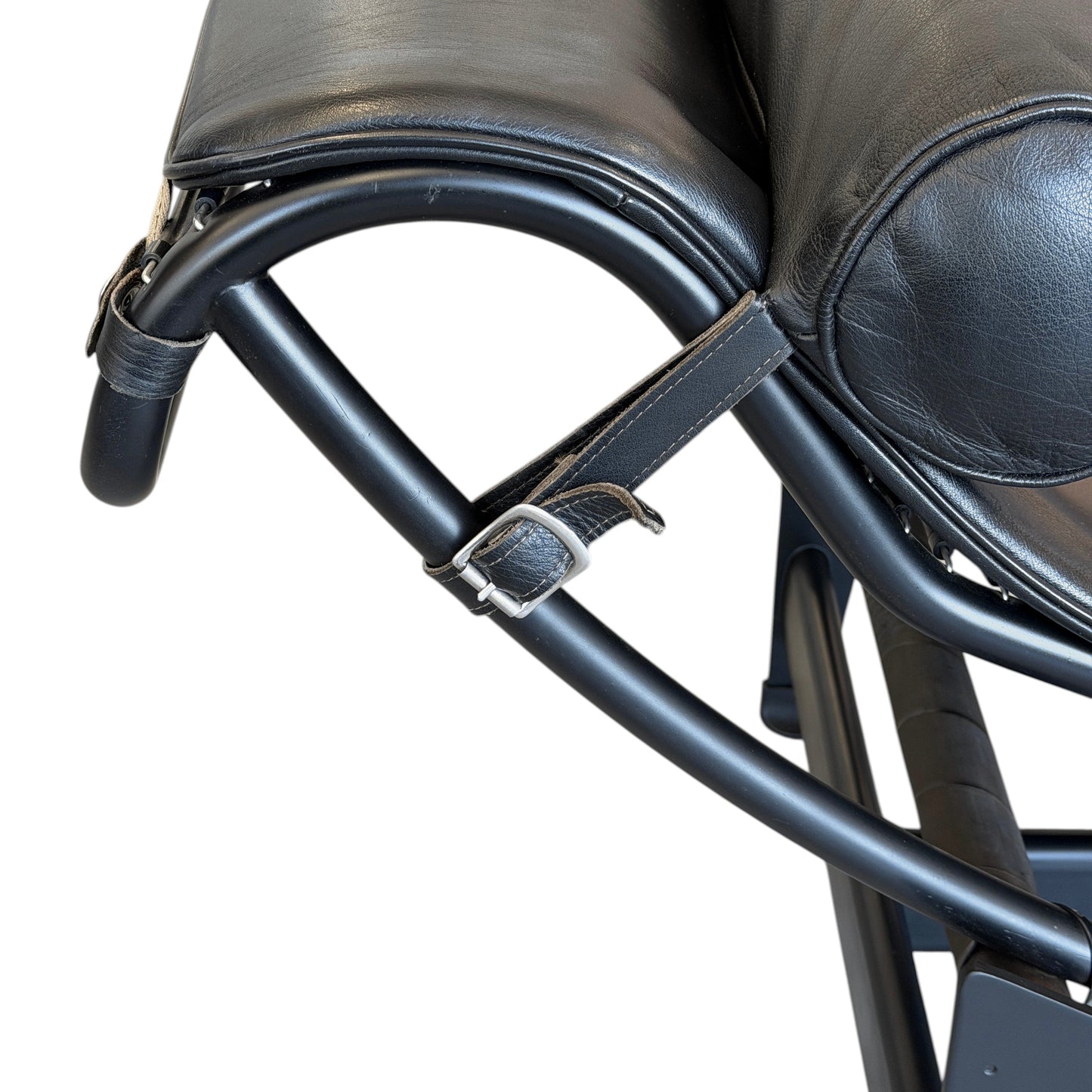 Cassina LC4 Liege in schwarzem Leder mit verstellbarem, schwarzem Stahlrahmen und Riemen.
