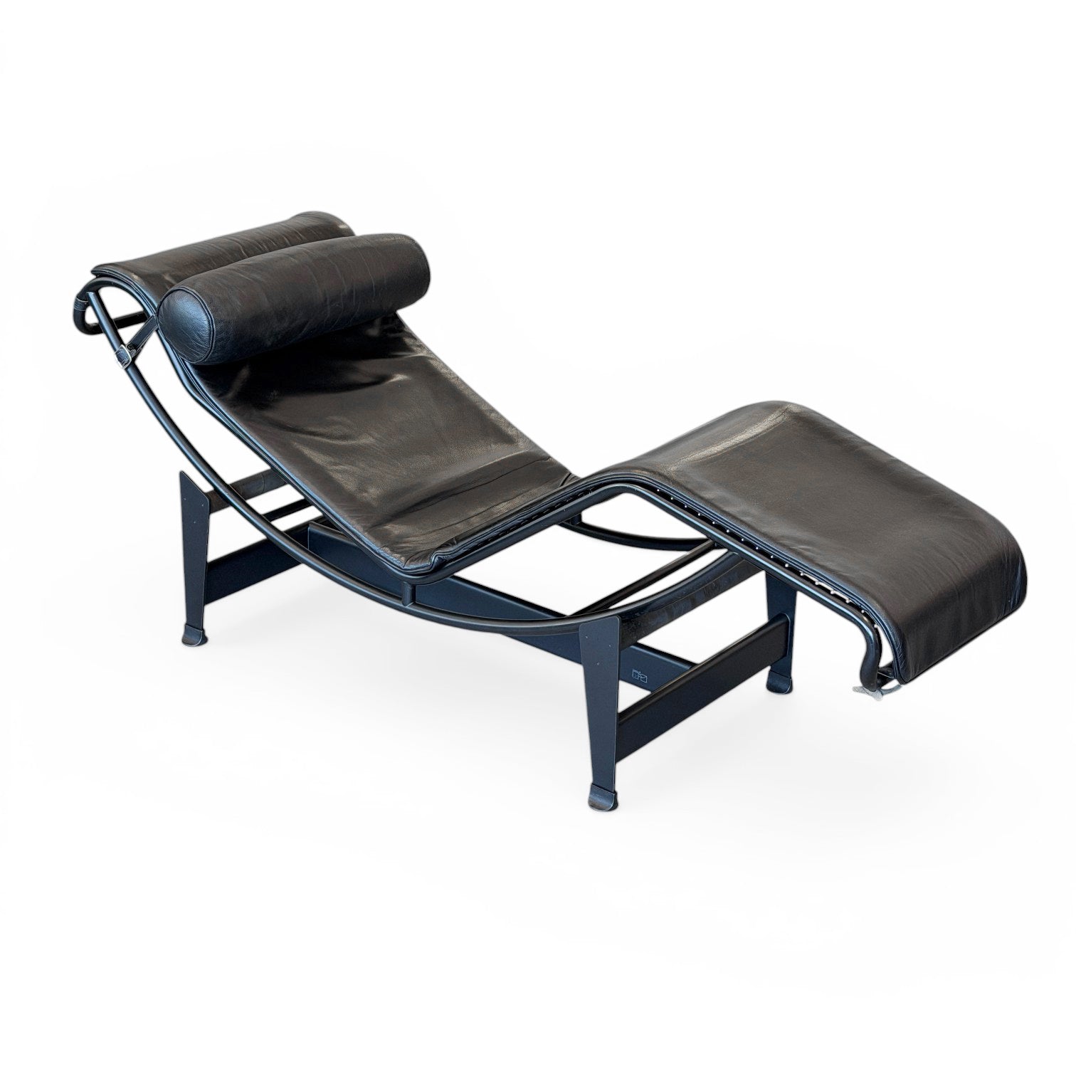 Cassina LC4 Liege in schwarzem Leder mit verstellbarem Stahlrahmen.
