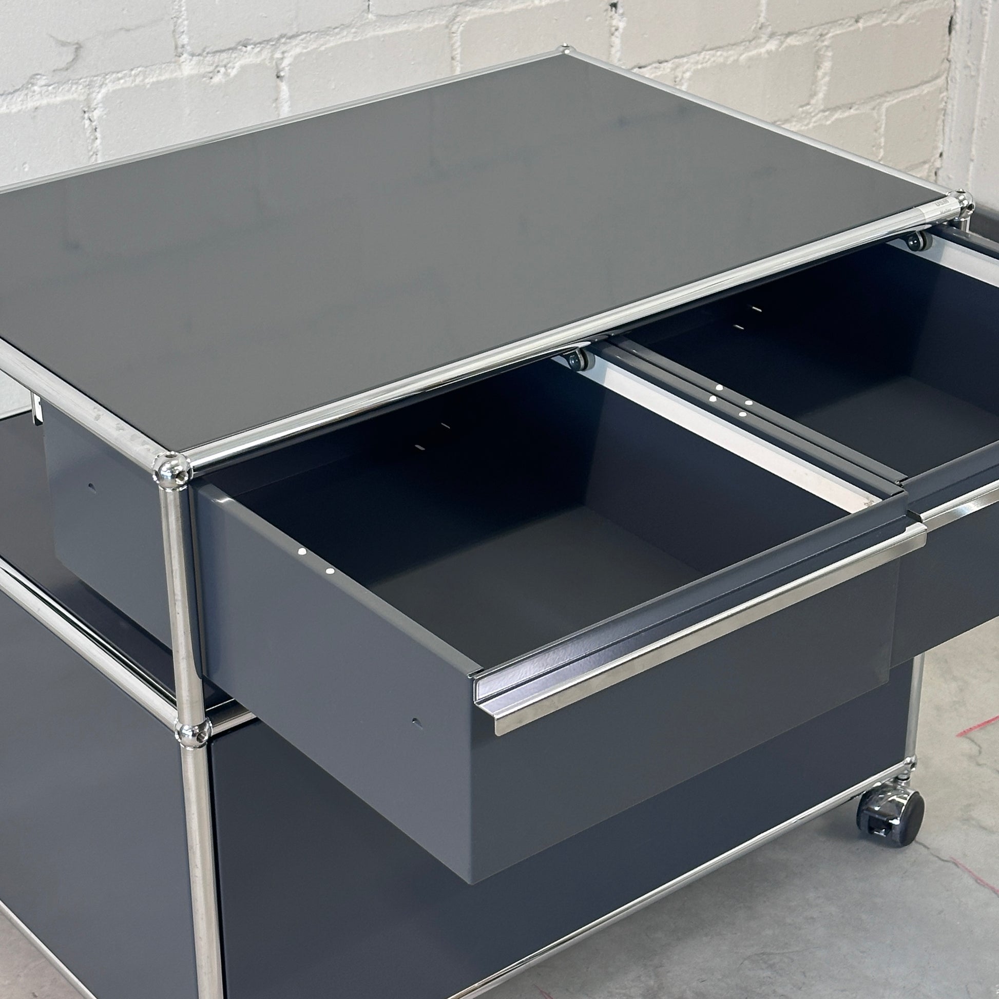 USM Haller Doppelrollcontainer 1 Auszug 2 Schubladen anthrazitgrau