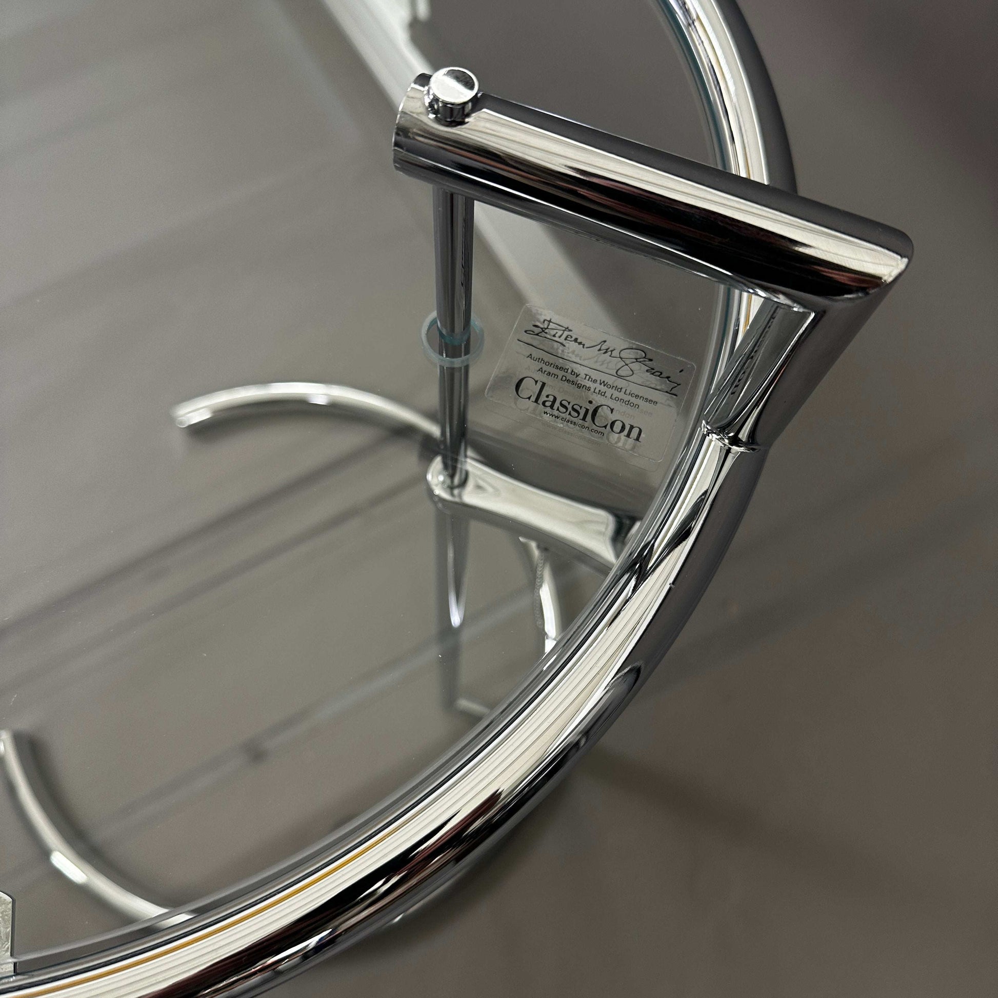 ClassiCon Eileen Gray Beistelltisch chrome steel frame glass top adjustable side table close-up