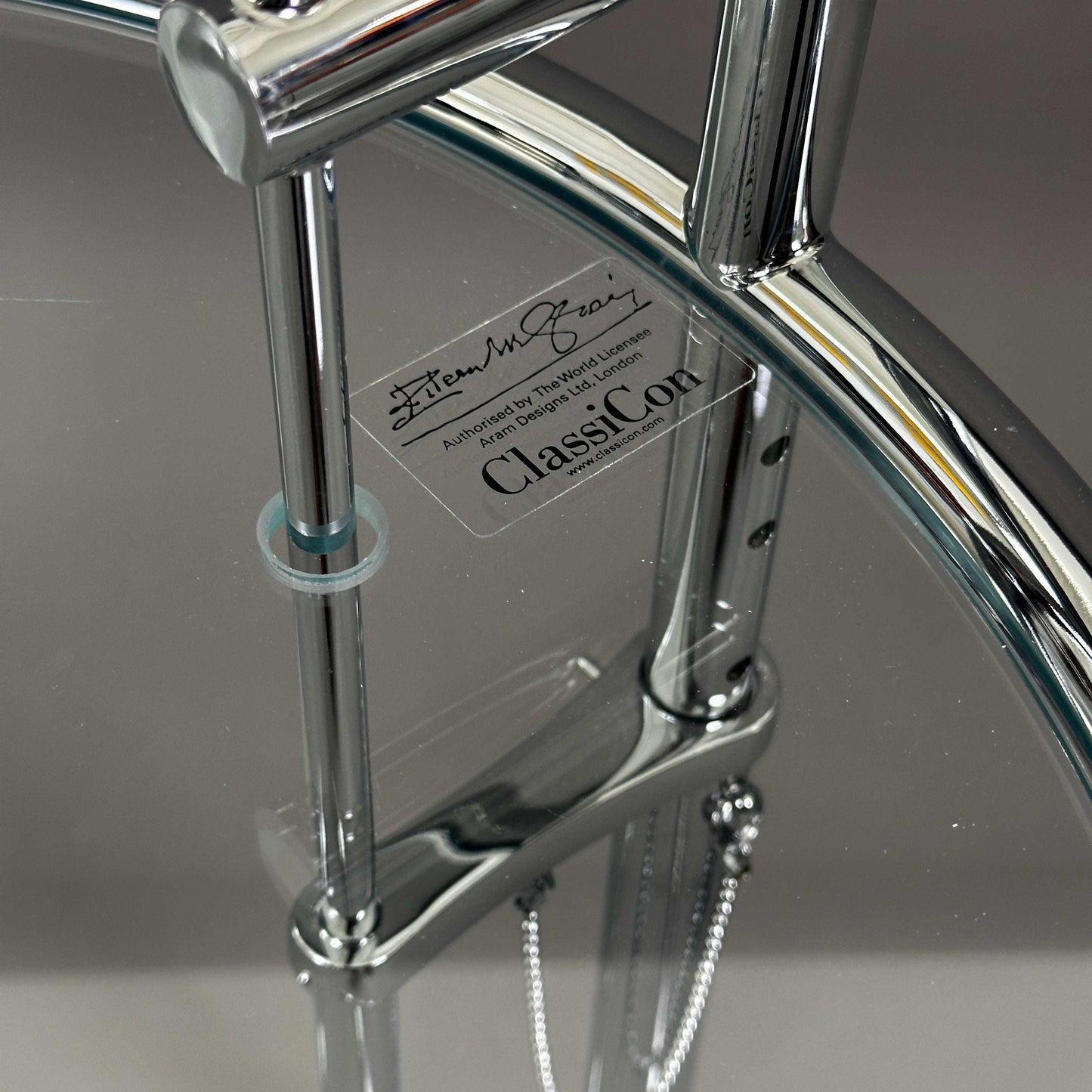 ClassiCon Eileen Gray Beistelltisch with chrome steel frame and glass tabletop, adjustable height side table.