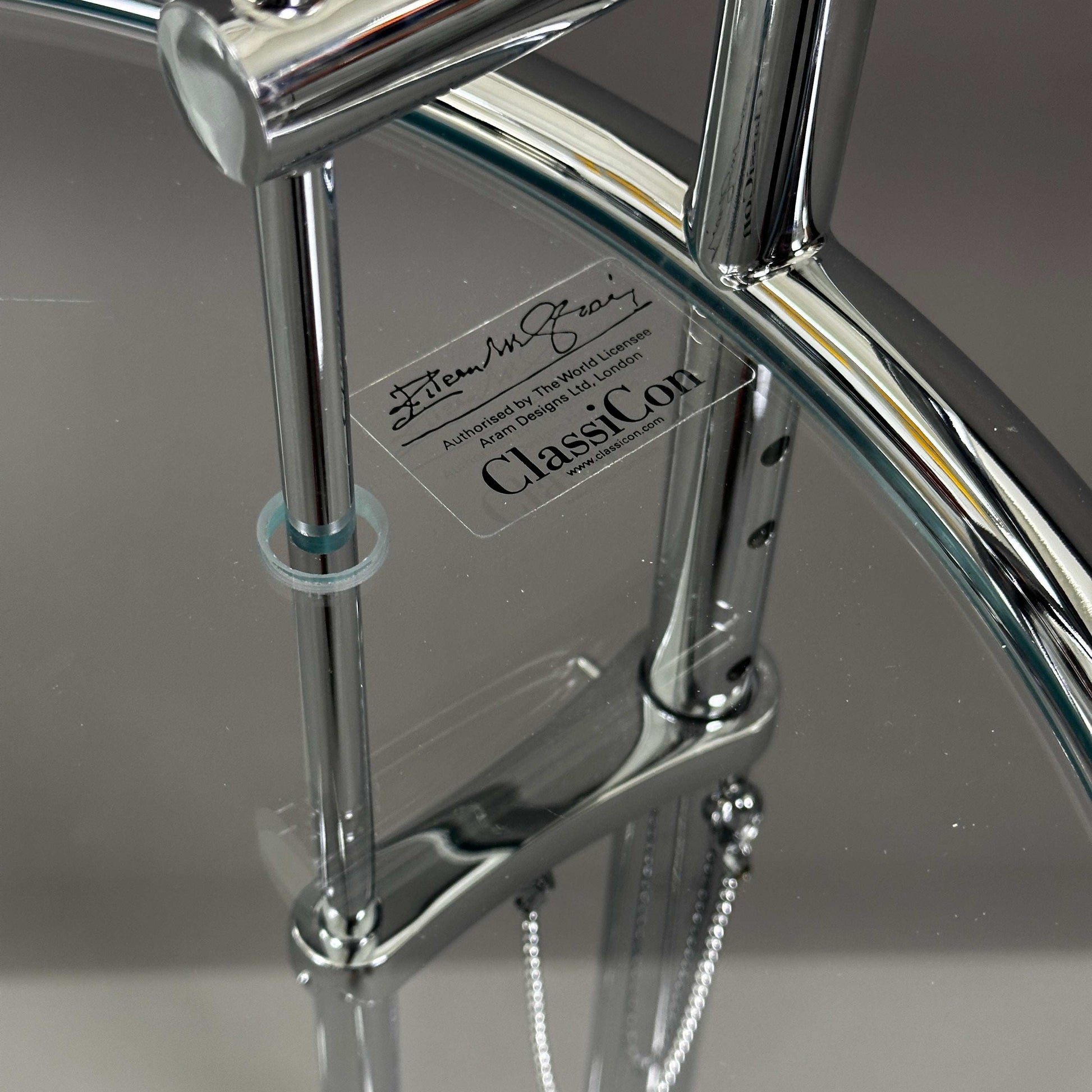 ClassiCon Eileen Gray Beistelltisch with chrome steel frame and glass tabletop, adjustable height side table.