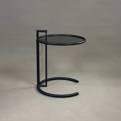 ClassiCon Eileen Gray Beistelltisch schwarz matt mit dunkler Glasplatte und höhenverstellbarem Stahlrohrgestell