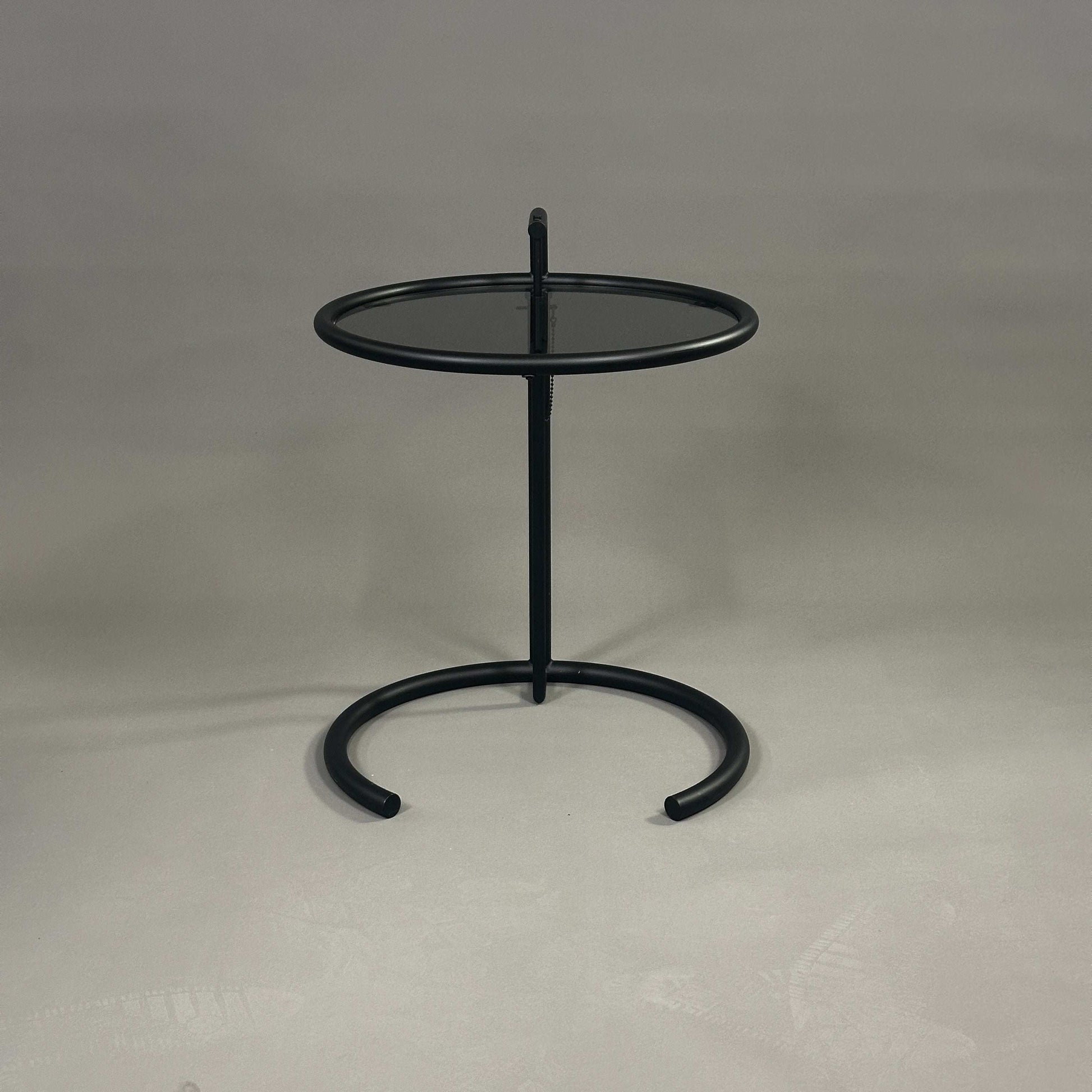 ClassiCon Eileen Gray Beistelltisch schwarz matt mit runder dunkler Glasplatte und höhenverstellbarem Stahlrohrgestell