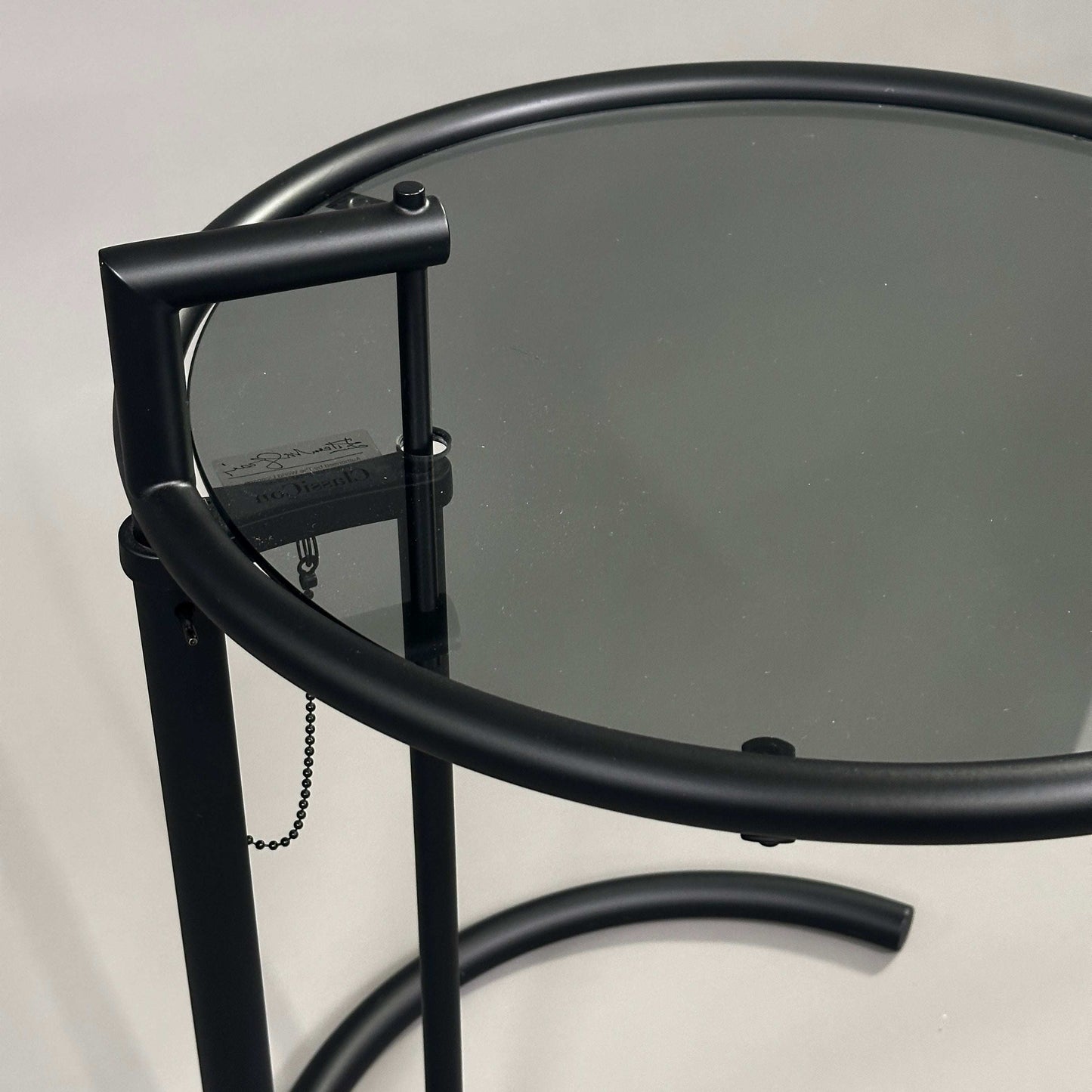 ClassiCon Eileen Gray Beistelltisch mit schwarzem Stahlrohrgestell und dunkler Glasplatte, höhenverstellbar, modernes Design