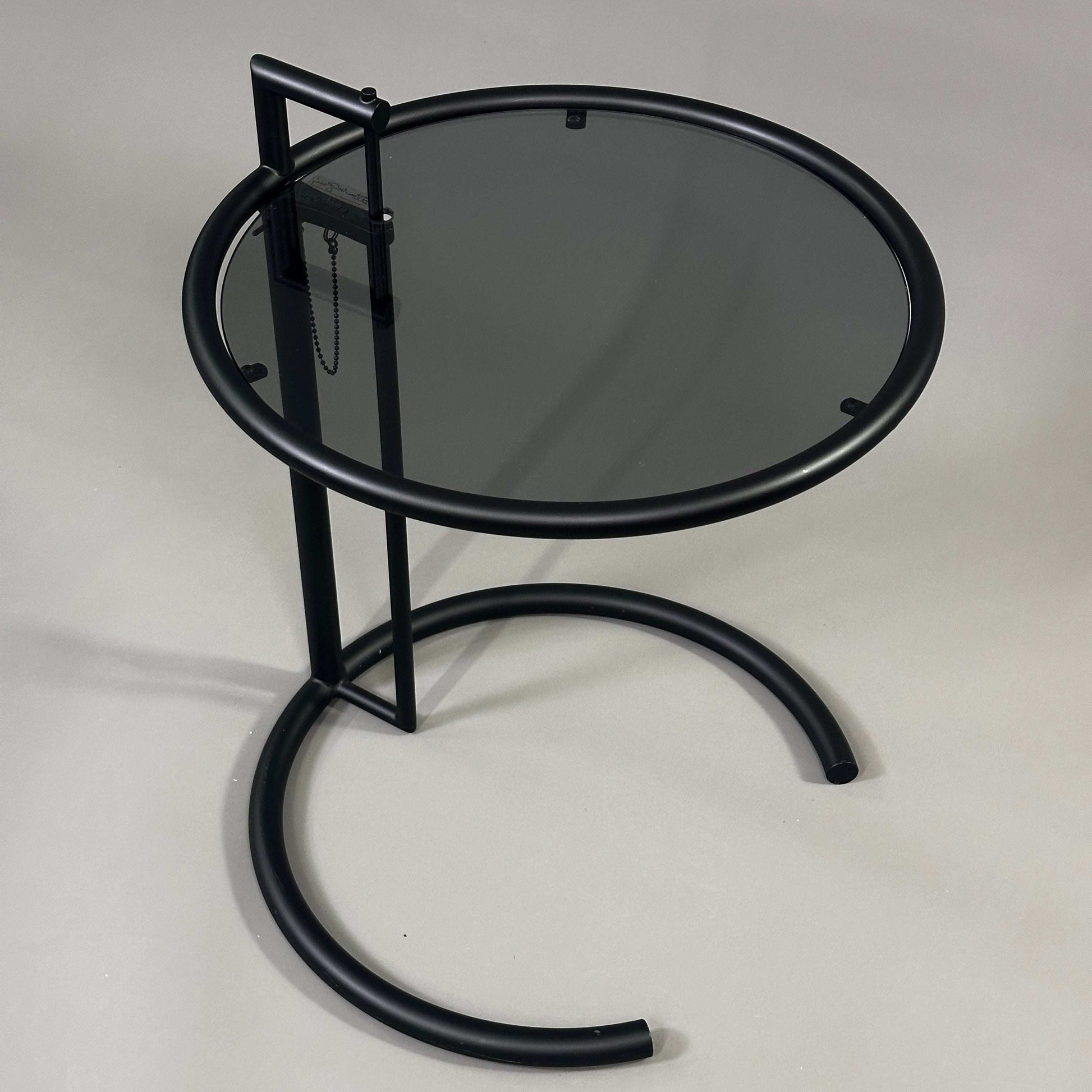 ClassiCon Eileen Gray Beistelltisch mit schwarzem Stahlrohrgestell und dunkler Glasplatte, höhenverstellbar, modern und elegant