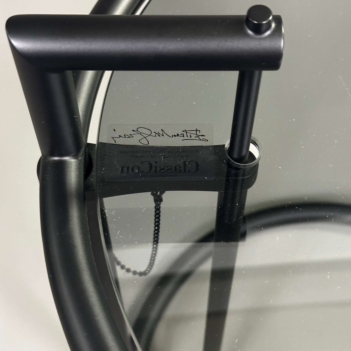 ClassiCon Eileen Gray Beistelltisch schwarzes Stahlrohrgestell und dunkle Glasplatte höhenverstellbar