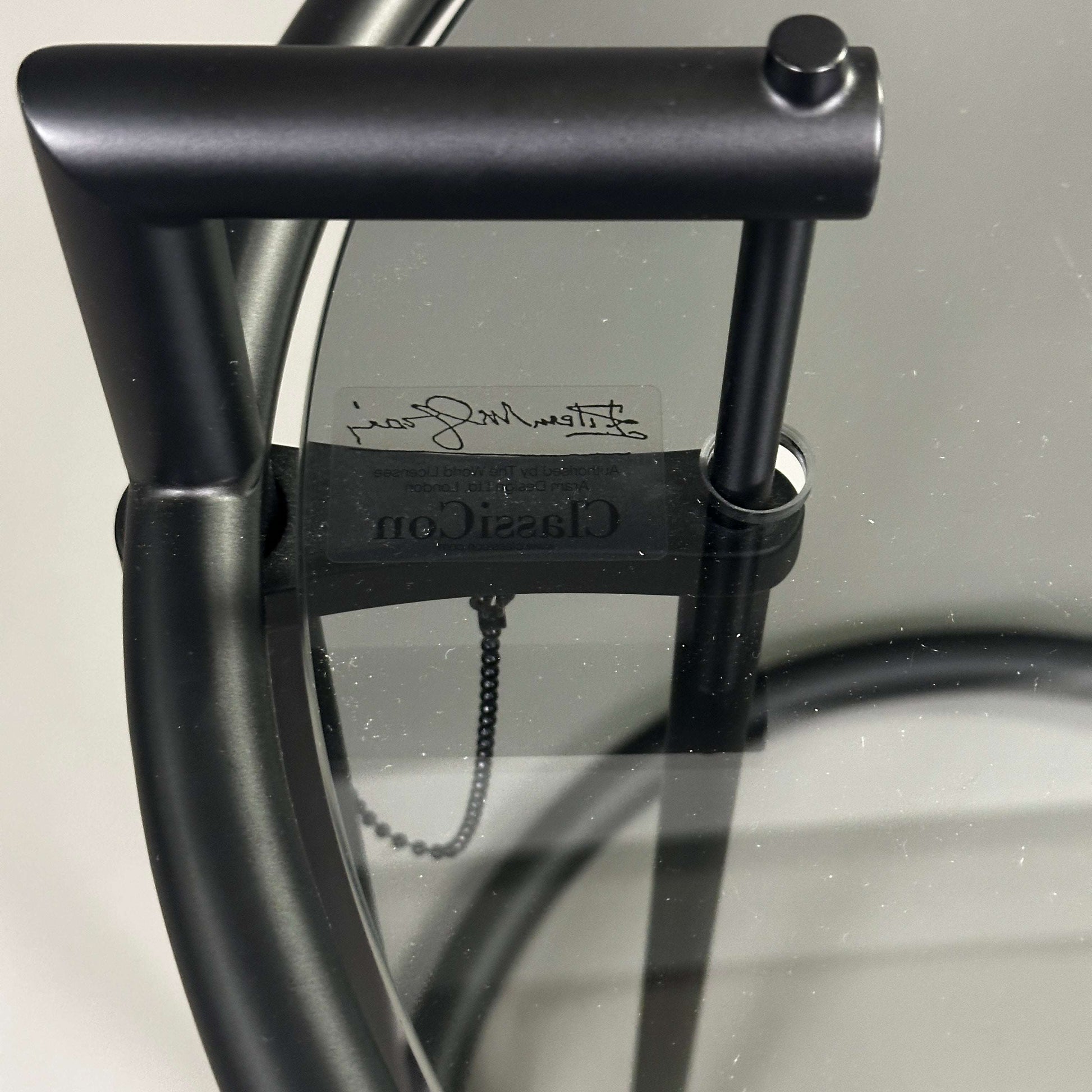 ClassiCon Eileen Gray Beistelltisch schwarzes Stahlrohrgestell und dunkle Glasplatte höhenverstellbar