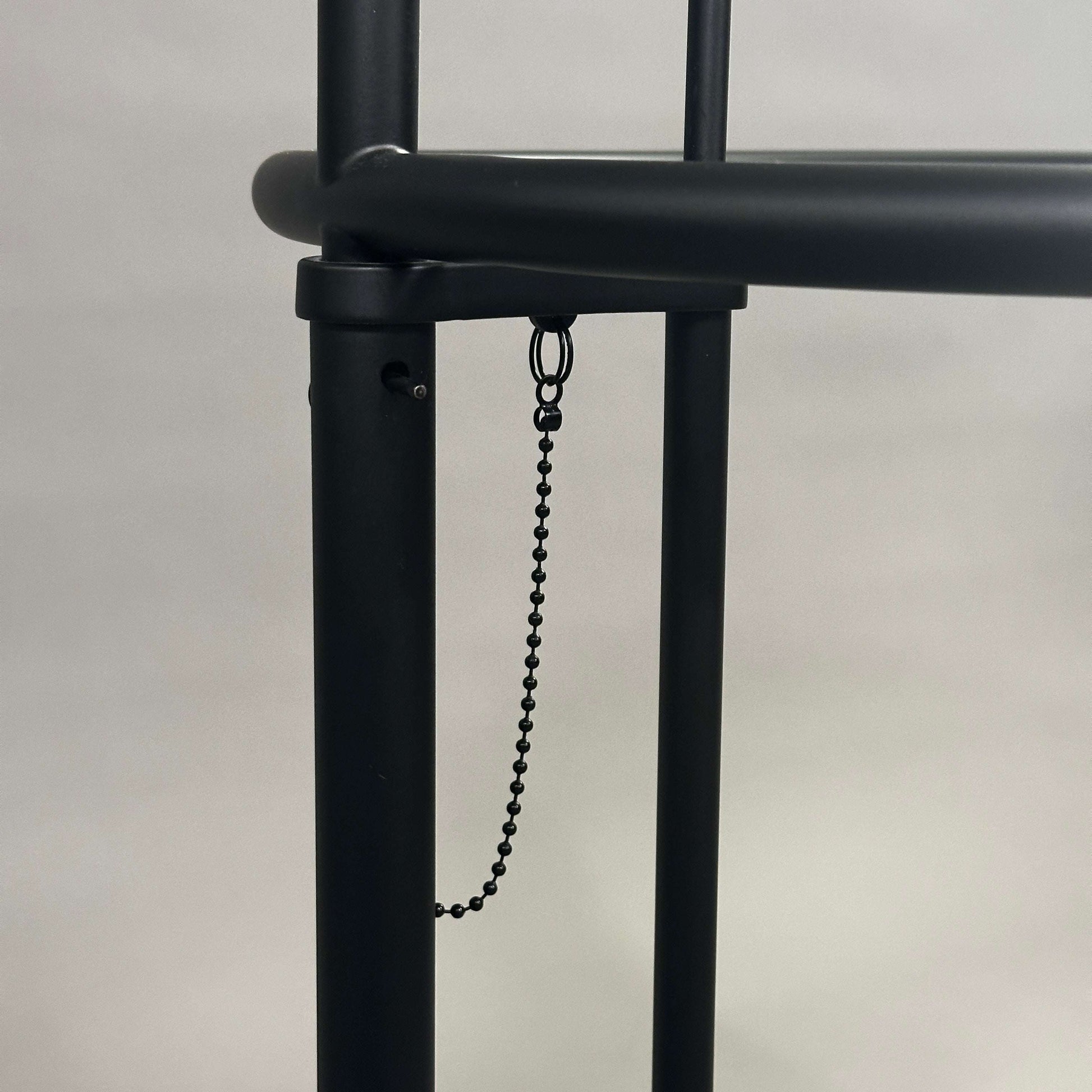 ClassiCon Eileen Gray Beistelltisch schwarz matt mit höhenverstellbarem Stahlrohrgestell und dunkler Glasplatte