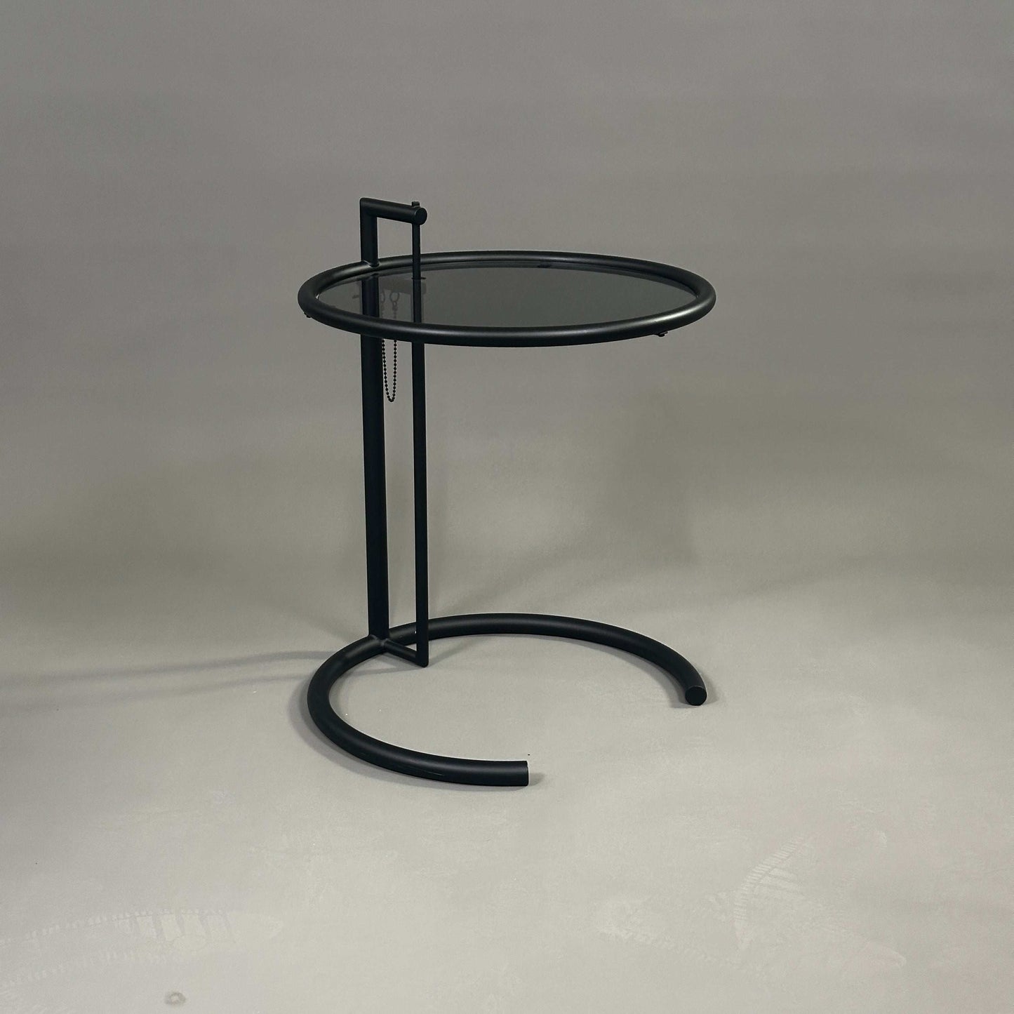 ClassiCon Eileen Gray Beistelltisch schwarzes Stahlrohrgestell mit dunkler Glasplatte höhenverstellbar
