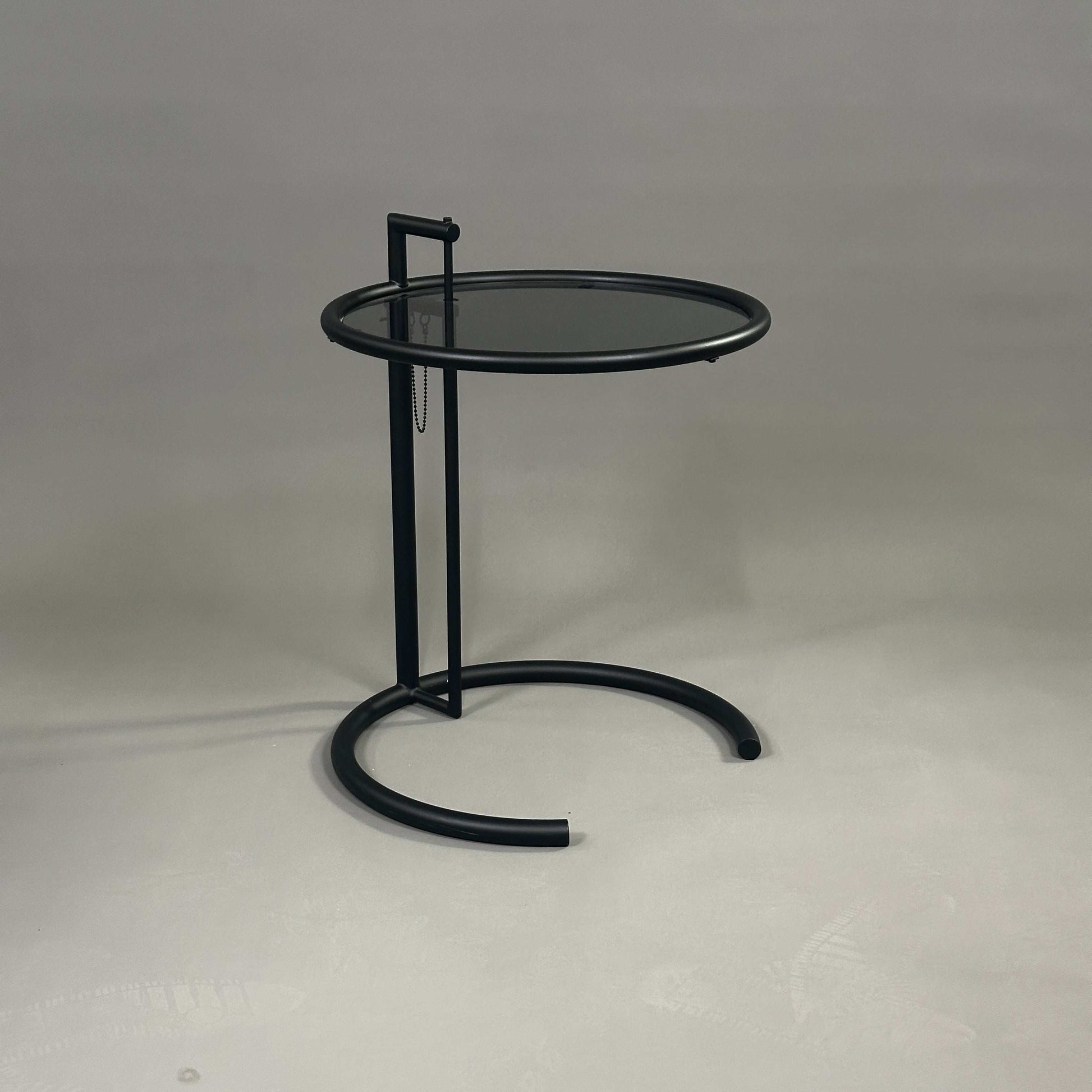 ClassiCon Eileen Gray Beistelltisch schwarzes Stahlrohrgestell mit dunkler Glasplatte höhenverstellbar
