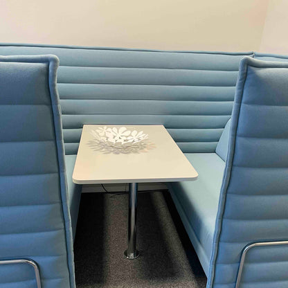 Vitra Alcove Cabin Highback mit Arbeitsplatte hellblau