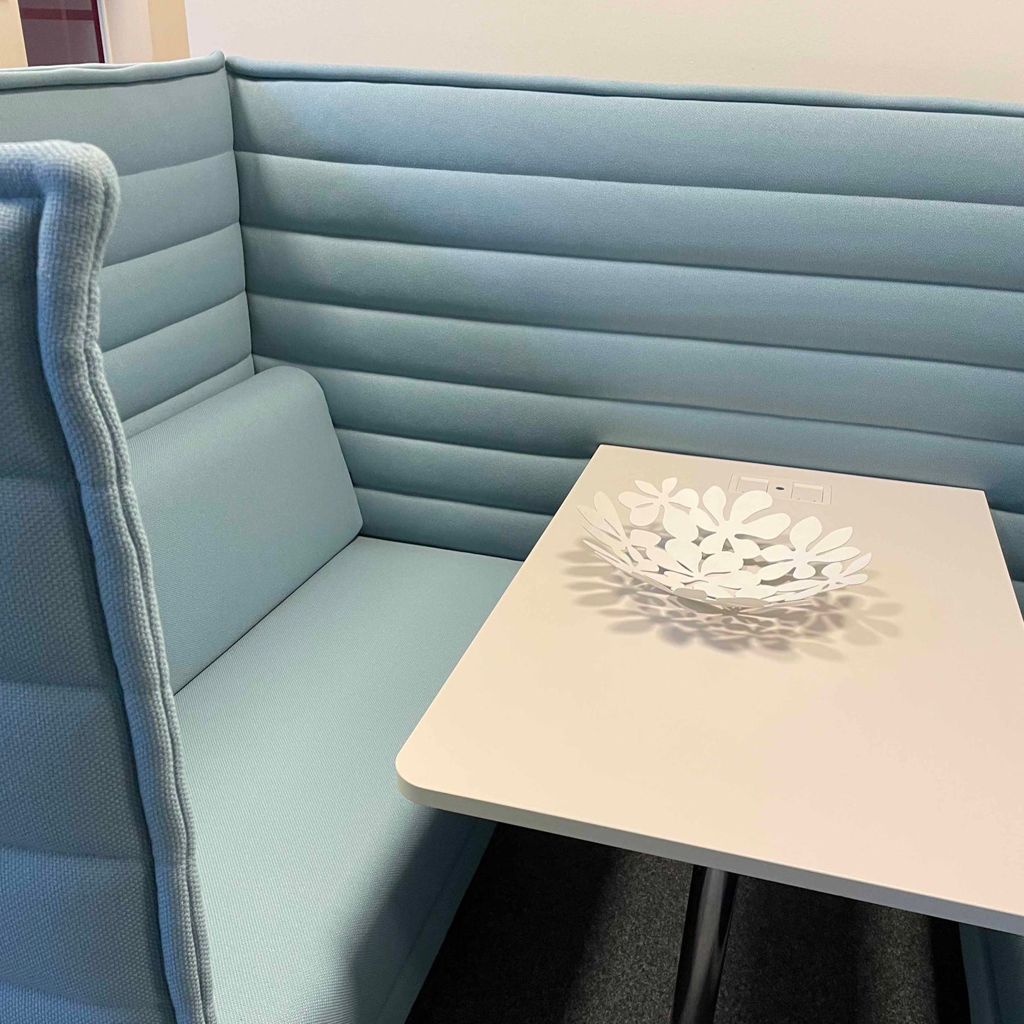 Vitra Alcove Cabin Highback mit Arbeitsplatte hellblau