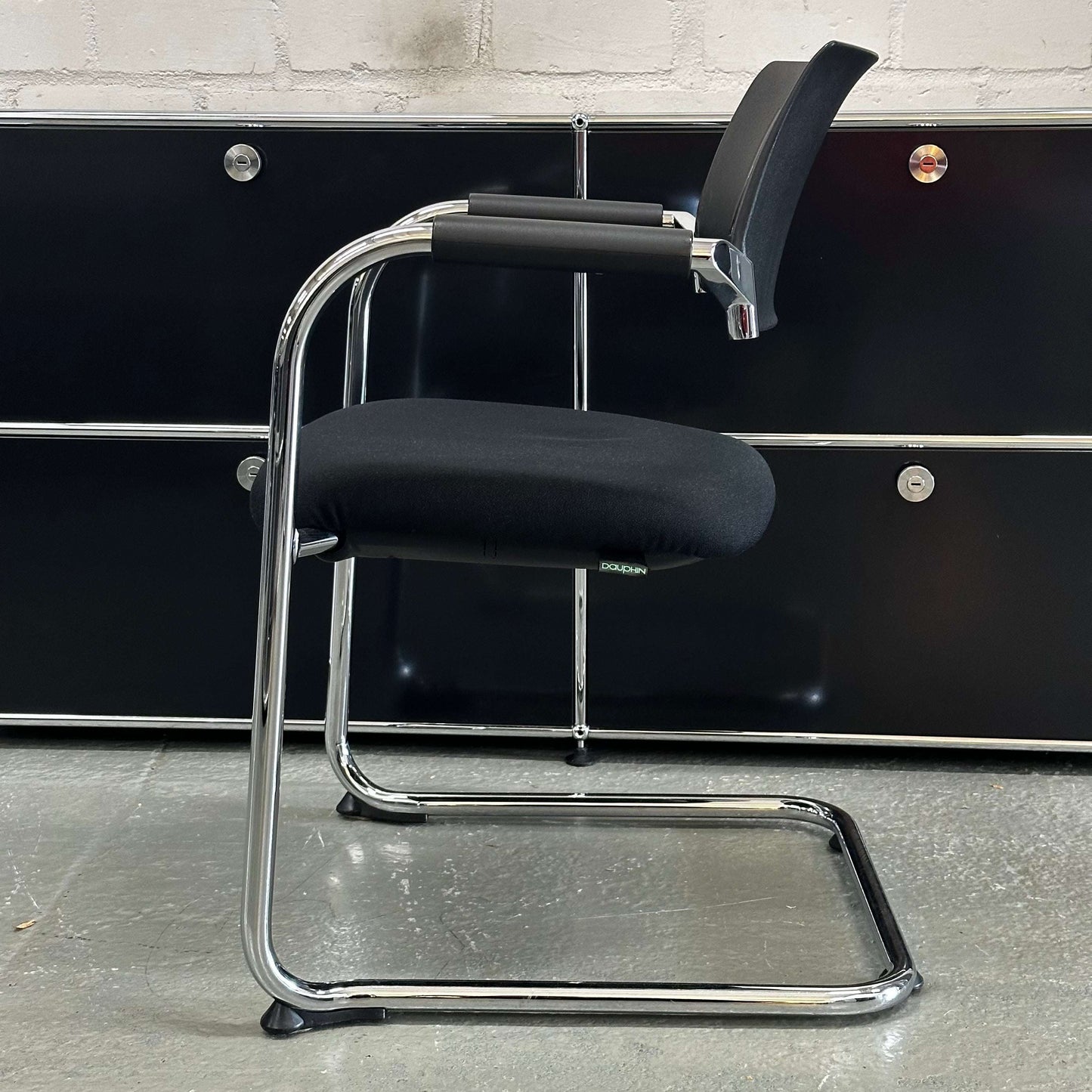 Dauphin Besucherstuhl black conference chair with chrome cantilever frame, stackable and gently used condition