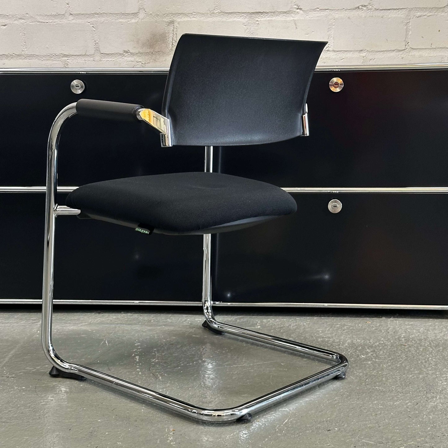 Dauphin Besucherstuhl conference chair with black seat and backrest, chrome cantilever frame, stackable and in very good condition with minor signs of use