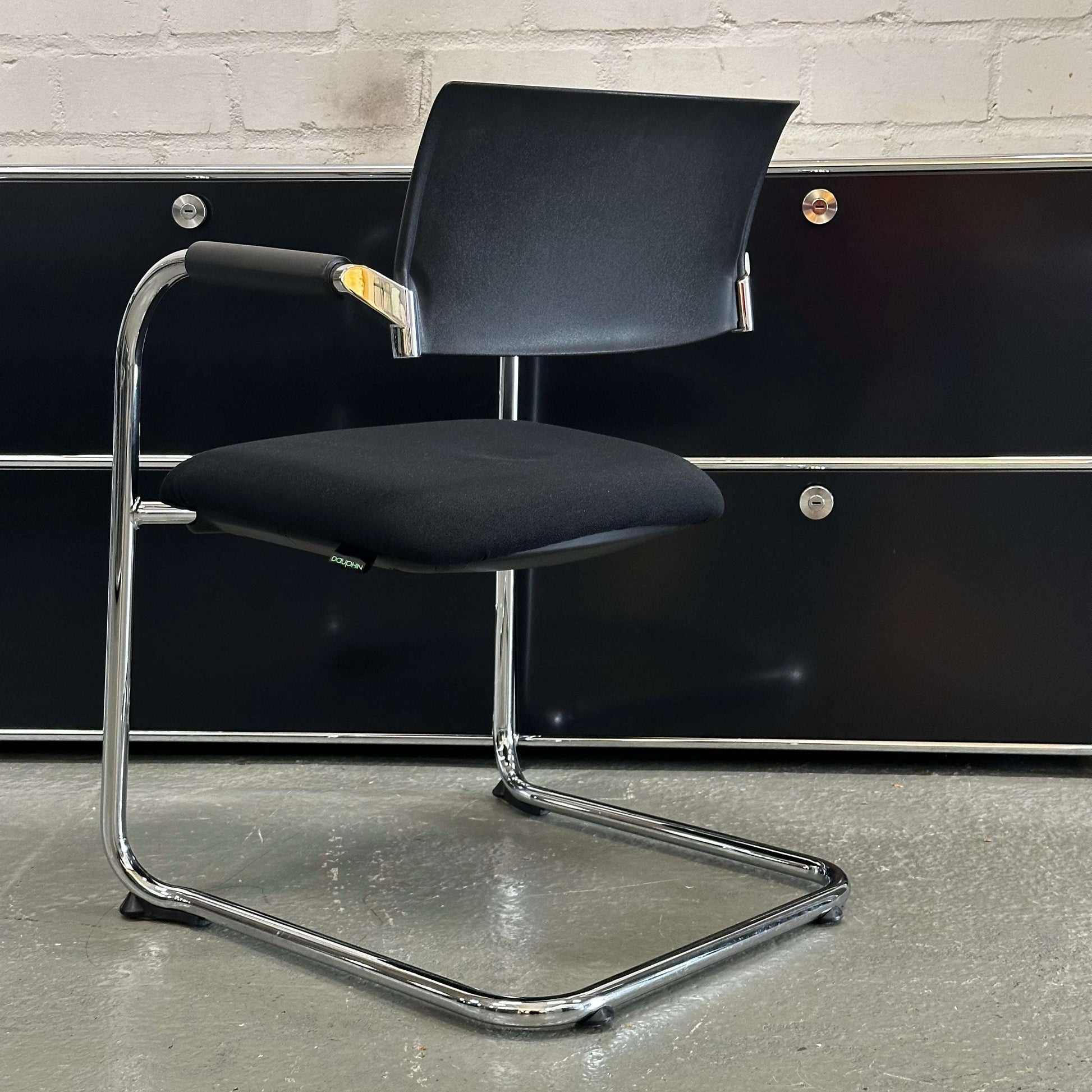 Dauphin Besucherstuhl conference chair with black seat and backrest, chrome cantilever frame, stackable and in very good condition with minor signs of use