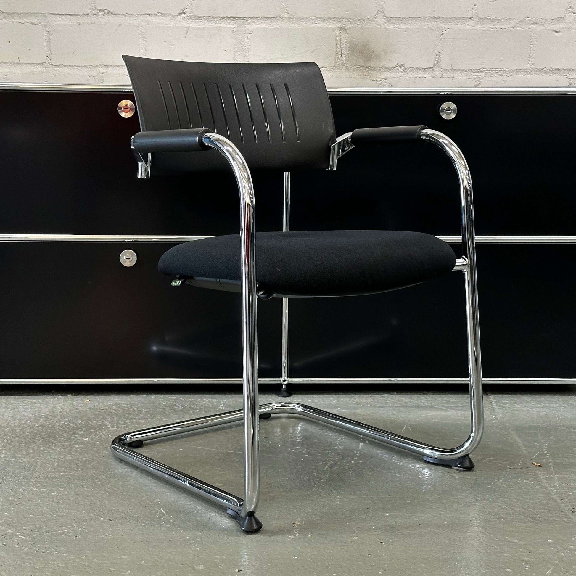 Dauphin Besucherstuhl black conference chair with chrome frame, stackable, gently used condition