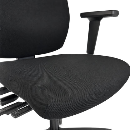 Schwarzer Dauphin Bürostuhl mit Stoffbezug, verstellbaren Armlehnen und ergonomischen Einstellhebeln unter dem Sitz.