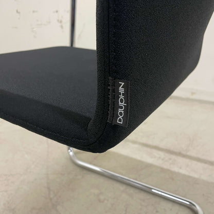 Dauphin Plenar 2 Konferenzstuhl in schwarz mit Chromgestell, stapelbar und modern gestaltet
