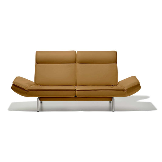 De Sede Drehsofa DS450 Twist aus nougatfarbenem Premium-Leder mit drehbaren Sitzelementen und kippbaren Rückenlehnen