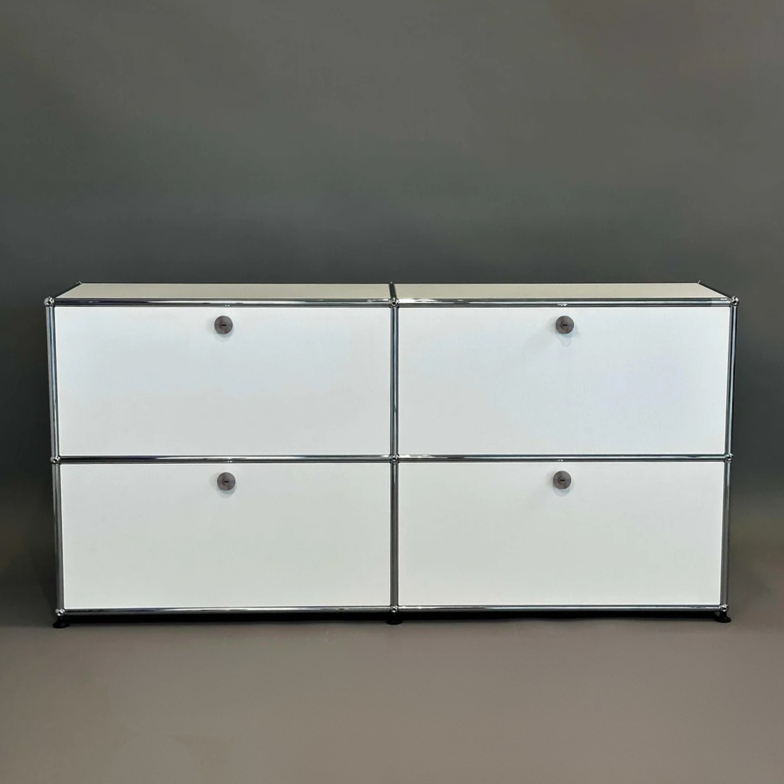USM Haller weißes Sideboard 2x2 mit 4 Klappen und verchromtem Rahmen