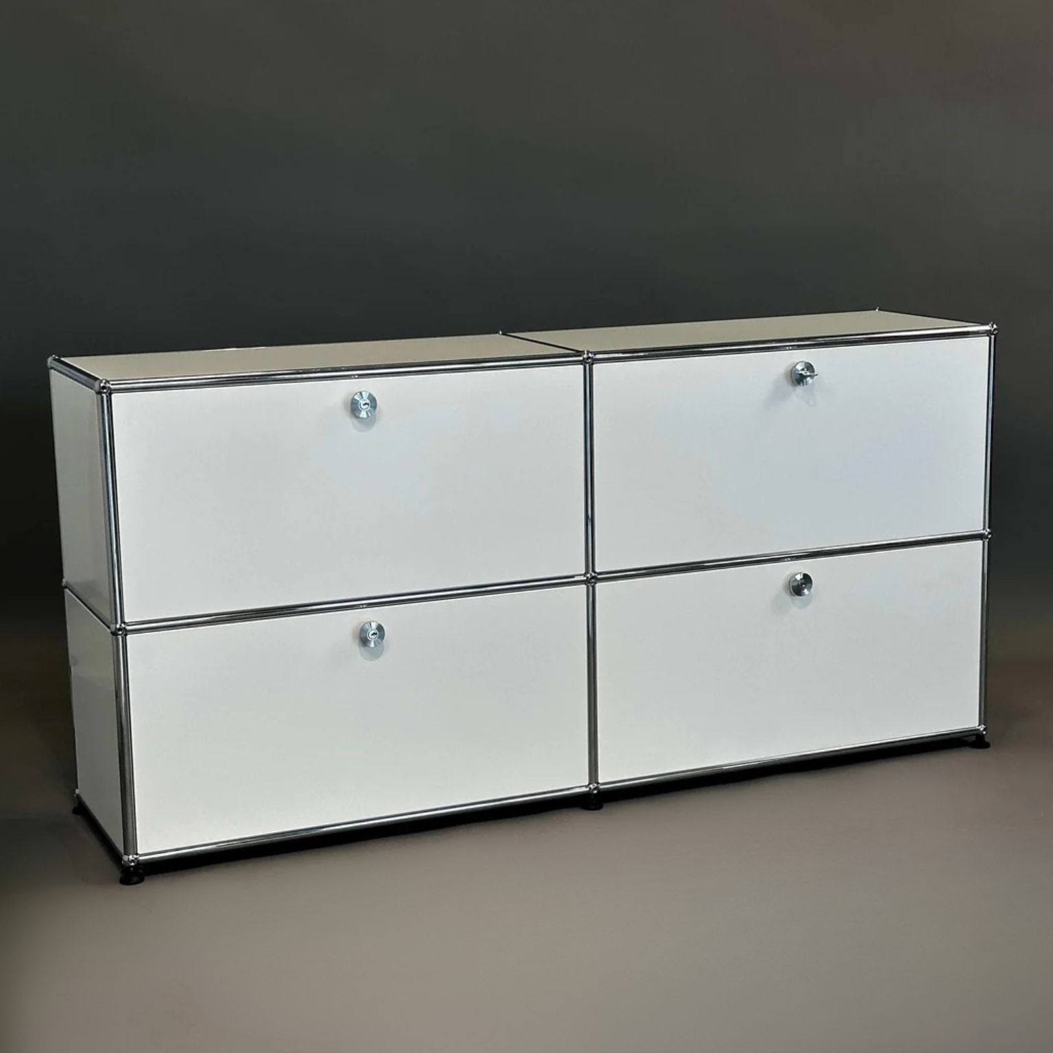 USM Haller Sideboard 2x2 in Weiß mit vier abschließbaren Klappen und modernem Metallrahmen