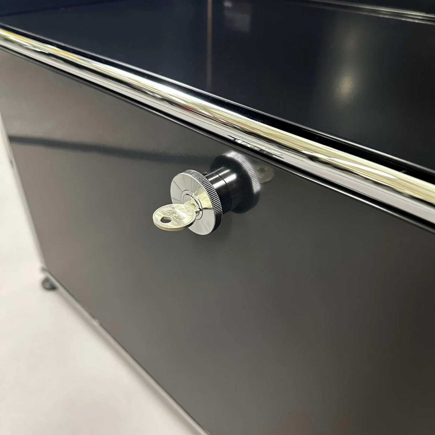 USM Haller Sideboard 2x2 schwarz 2 Klappen (abschließbar)