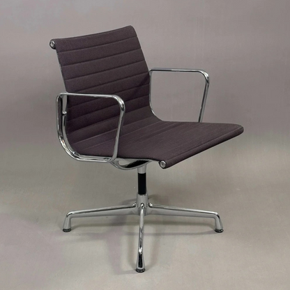 Vitra EA 108 Drehstuhl mit schwarzem-chocolate Hopsak-Bezug und chromgestell