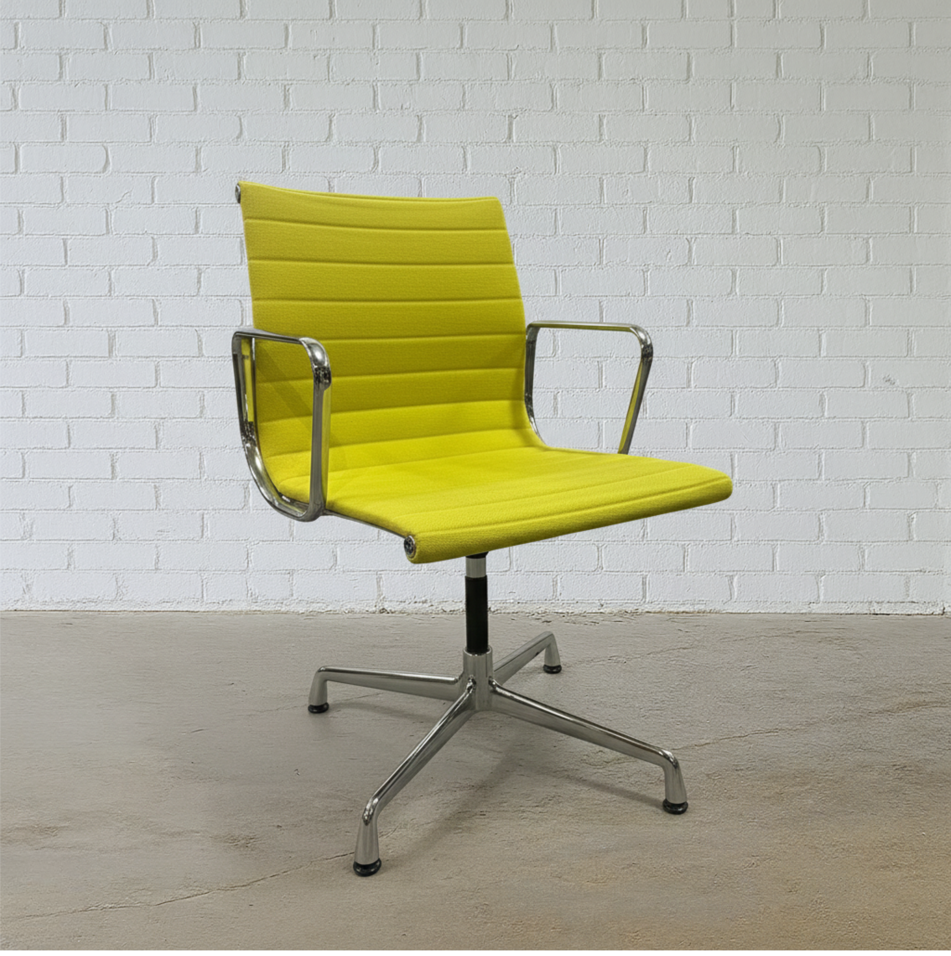Vitra EA 108 Hopsak lindgrün/gelb