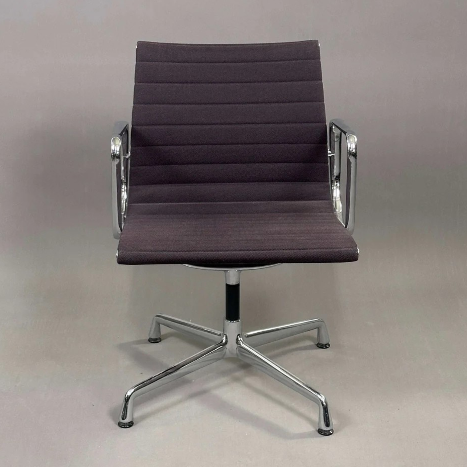 Vitra EA 108 Bürostuhl Charles Eames Alu Chair EA108 Hopsak schwarz-chocolate mit chrom Gestell drehbar