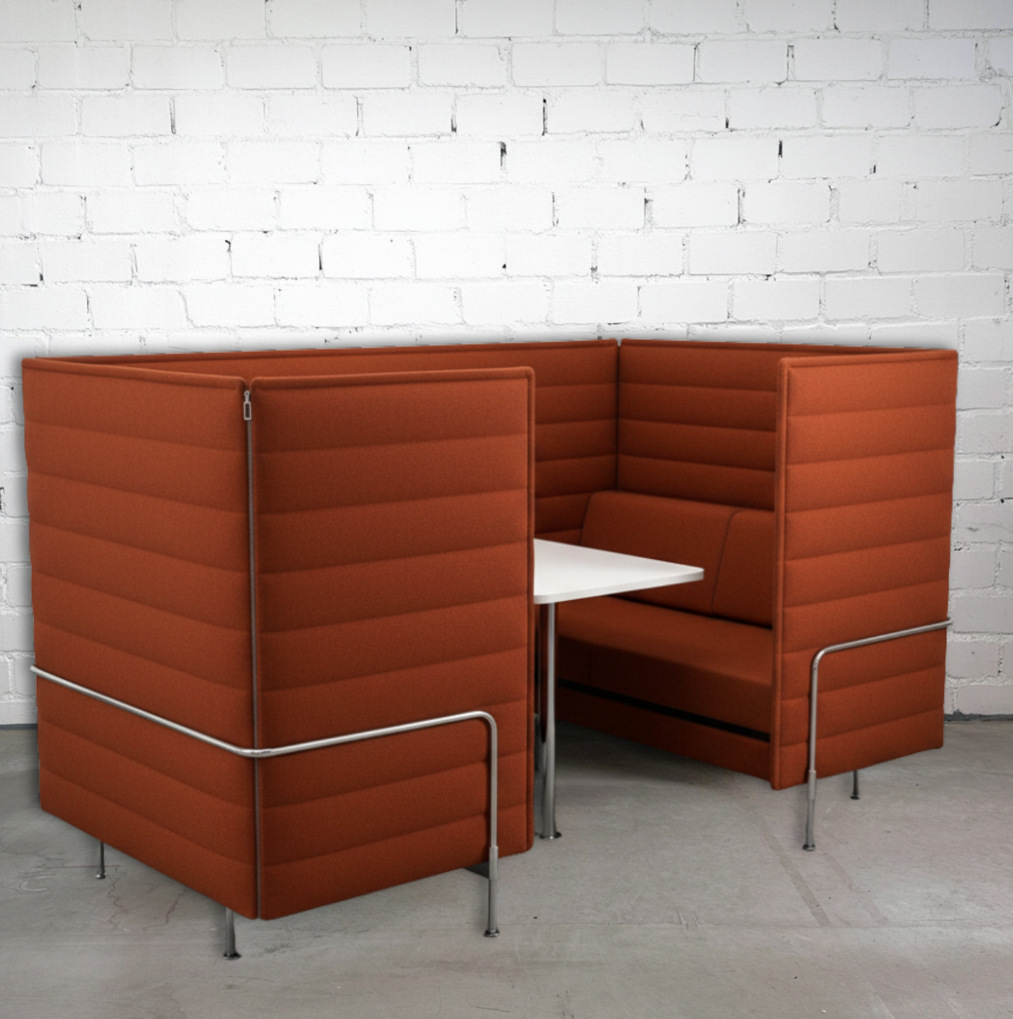 Vitra Alcove Cabin Highback mit Arbeitsplatte orange