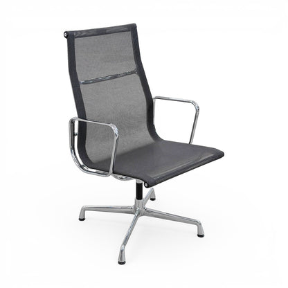 Vitra EA 112 Bürostuhl mit schwarzem Netzbezug und glänzendem Chromgestell, hohe Rückenlehne.