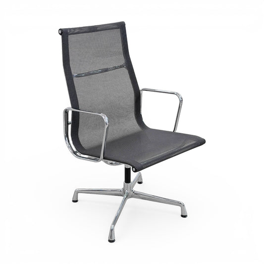 Vitra EA 112 Bürostuhl mit schwarzem Netzbezug und glänzendem Chromgestell, hohe Rückenlehne.