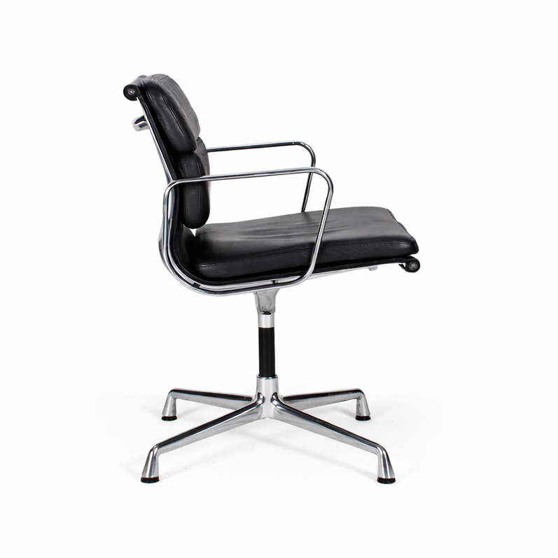 Vitra Eames EA 208 Soft Pad Chair, schwarz gepolstertes Leder, poliertes Aluminiumgestell, drehbar.