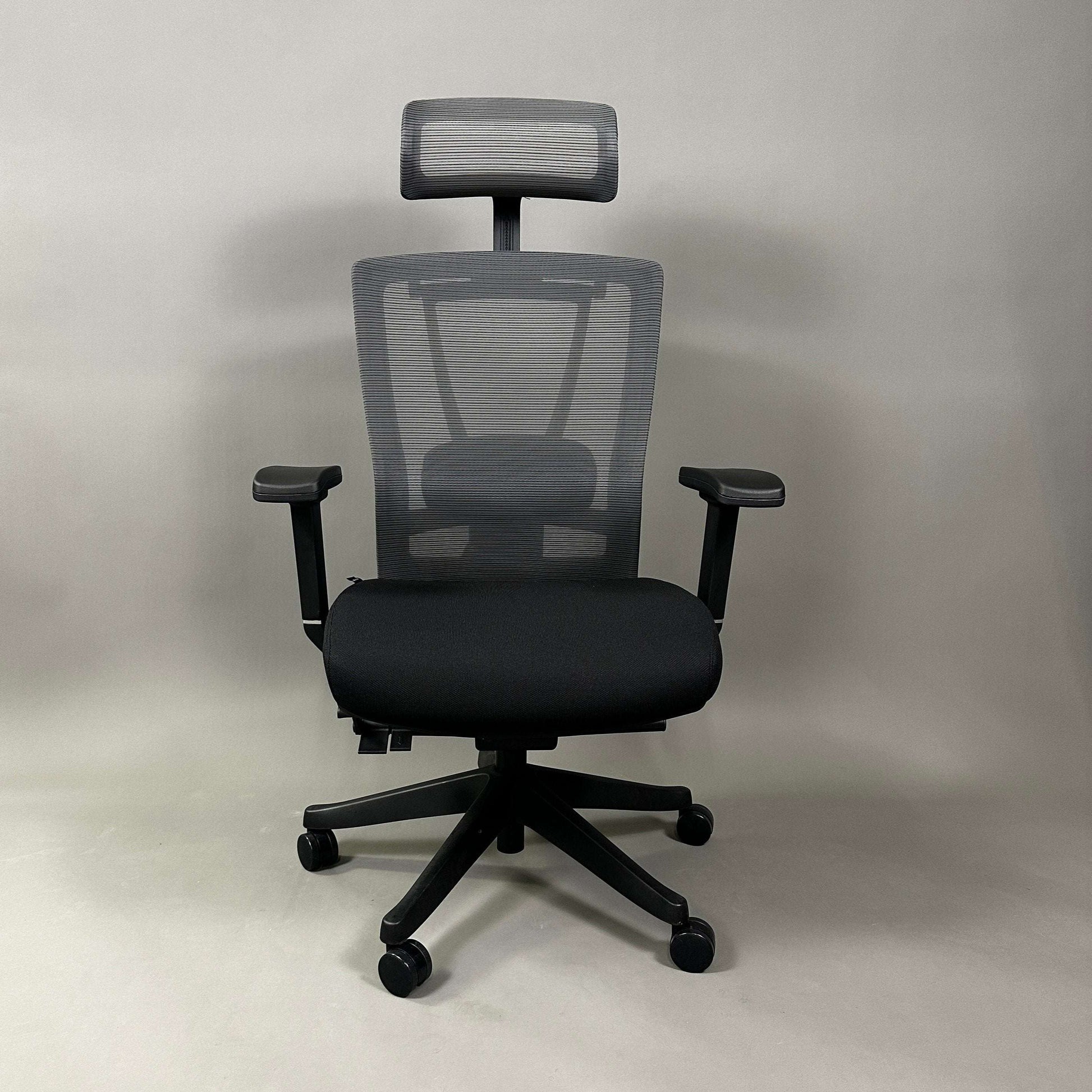 Ergonomic black office chair Ergo1 schwarz with mesh backrest, adjustable headrest, 4D armrests, and fabric seat designed for long sitting tasks.
