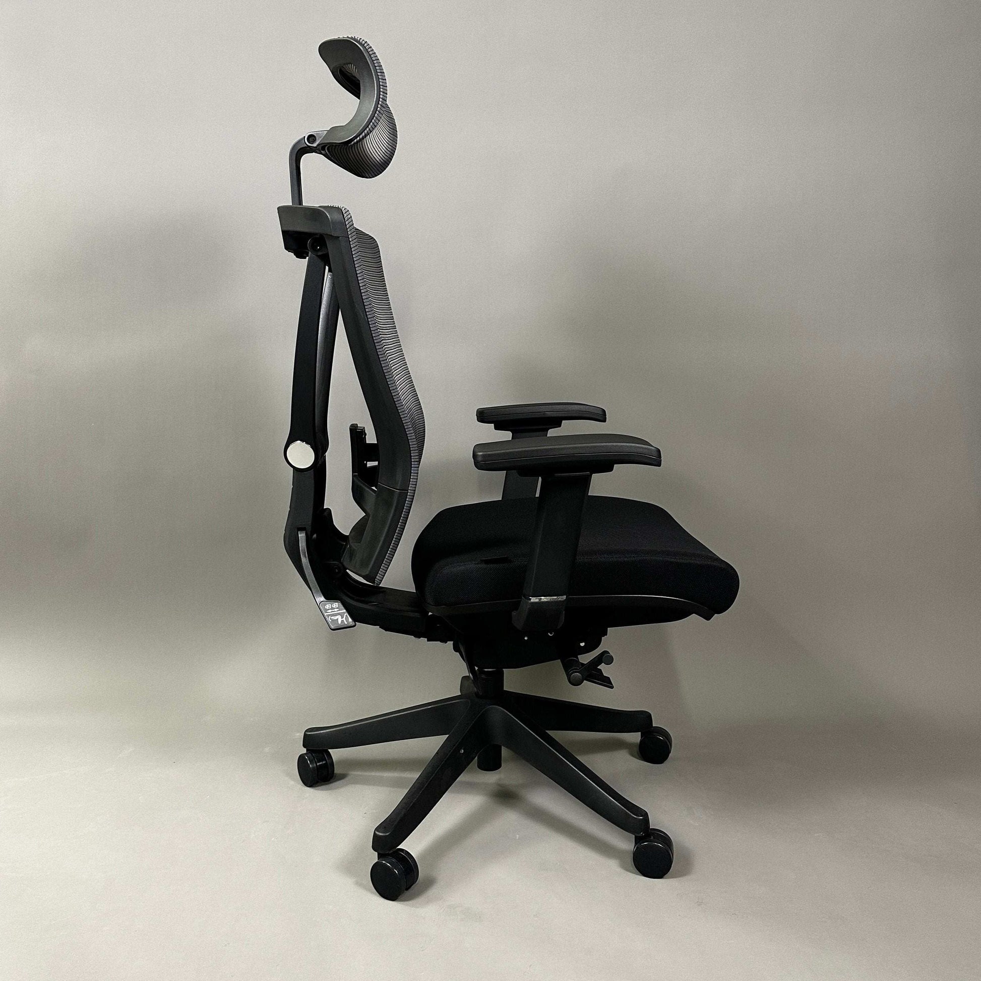 Ergo1 schwarz ergonomic black office chair with adjustable headrest, mesh back, 4D armrests, and black fabric seat