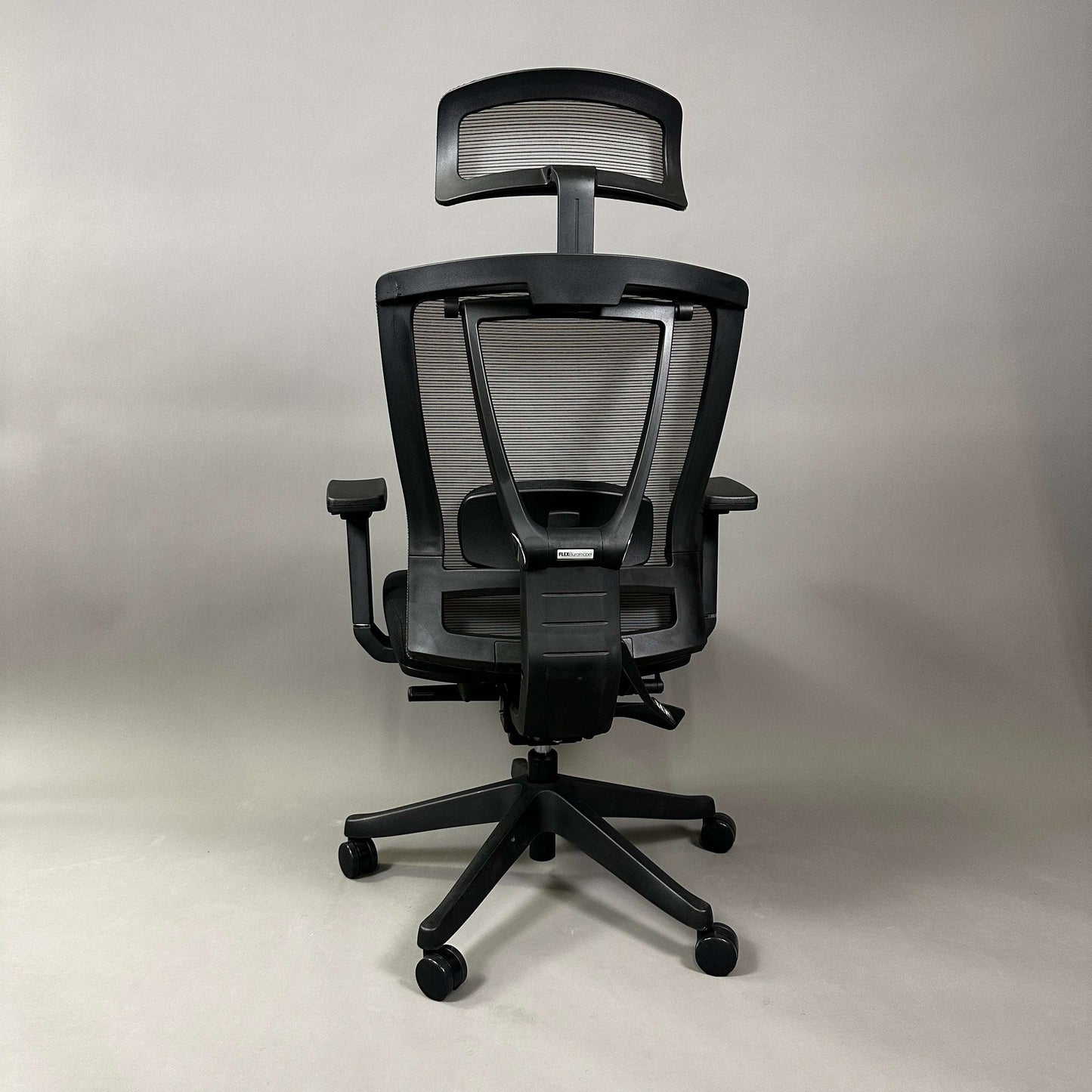 Ergo1 schwarz ergonomic black office chair with adjustable headrest and lumbar support, mesh back, 4D armrests, and black aluminum frame.