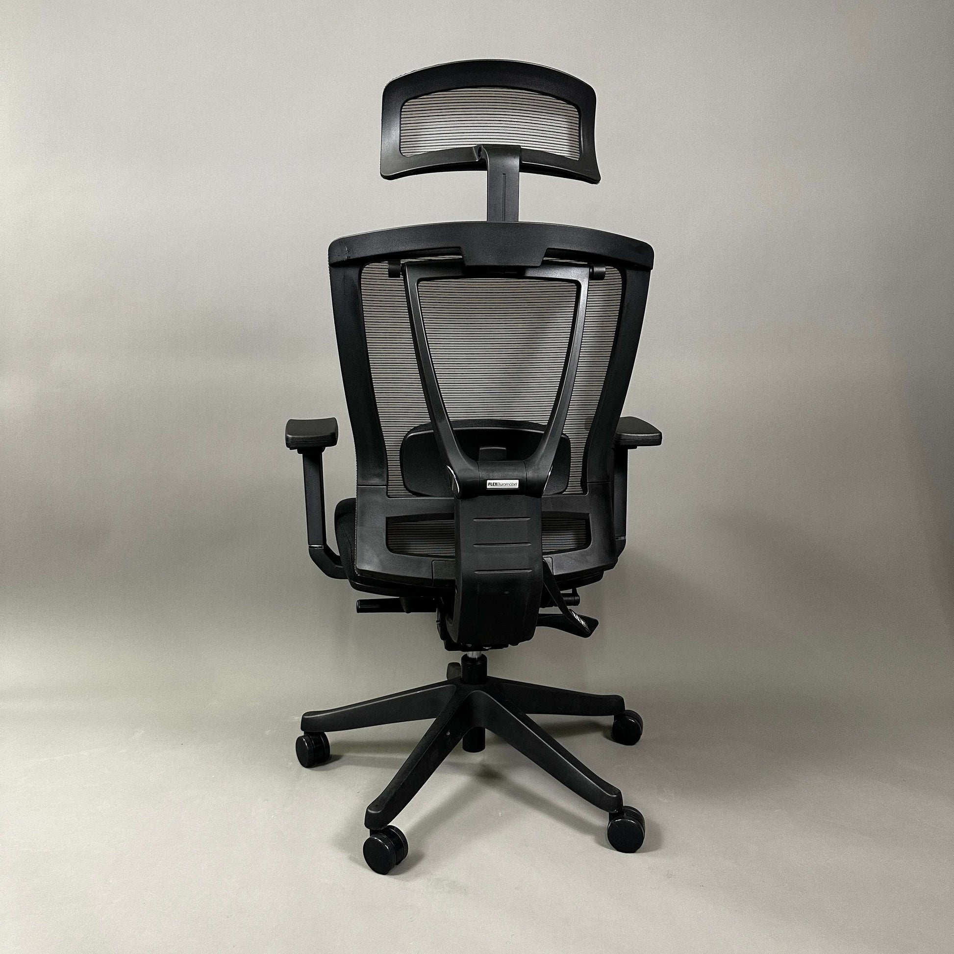 Ergo1 schwarz ergonomic black office chair with adjustable headrest and lumbar support, mesh back, 4D armrests, and black aluminum frame.