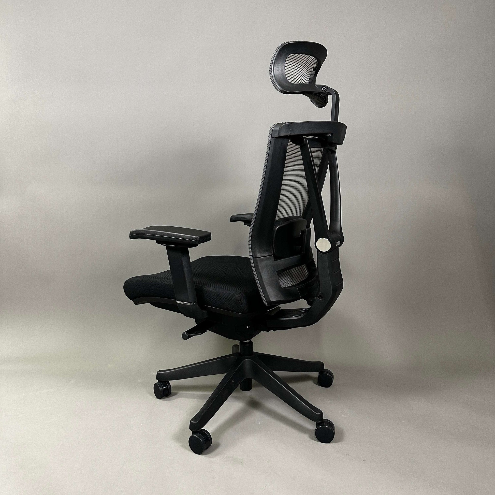 Ergonomic black office chair Ergo1 schwarz with mesh backrest, adjustable headrest, 4D armrests, and black fabric seat