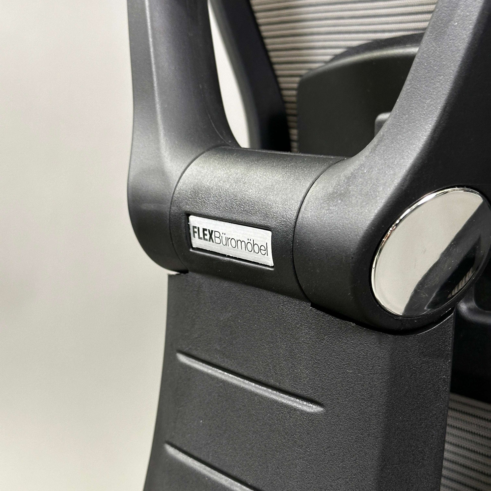 Close-up of ergo1 schwarz ergonomic office chair black aluminum frame and mesh backrest adjustment mechanism
