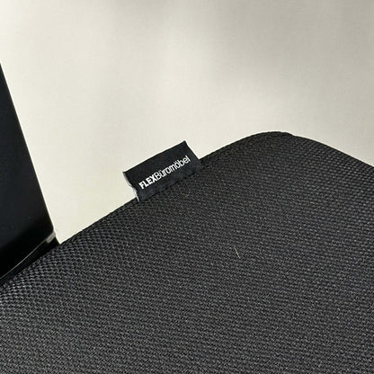 Close-up of black fabric seat with FLEX Büromöbel tag on ergonomic Ergo1 schwarz office chair