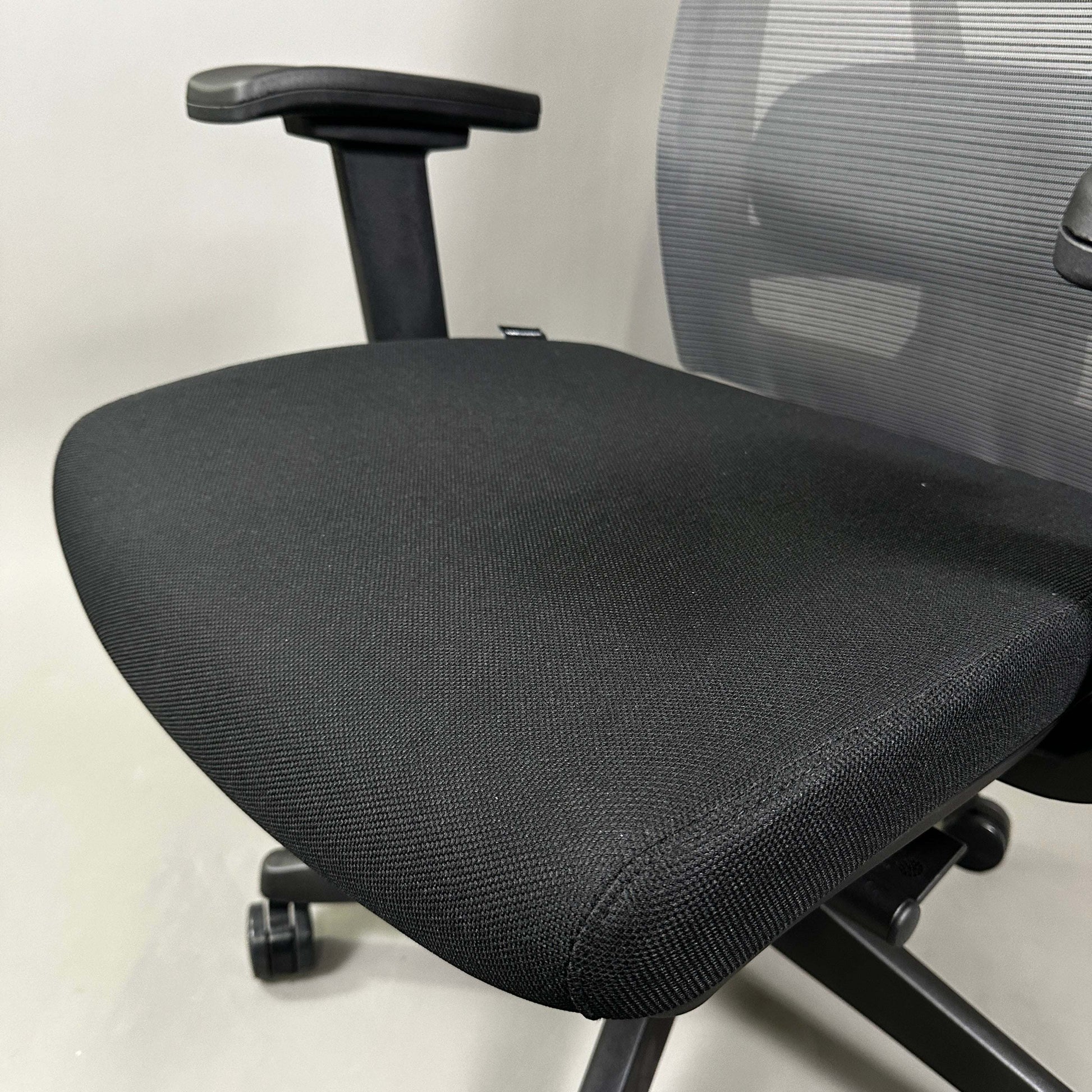 Ergo1 schwarz ergonomic black office chair with mesh backrest, adjustable lumbar support, 4D armrests, and fabric seat designed for long sitting.